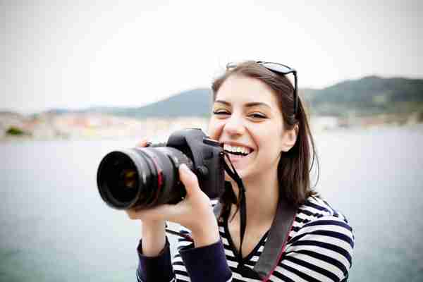 Cum pot deveni fotograf în 2022? Instruire, școli, cost, salariu